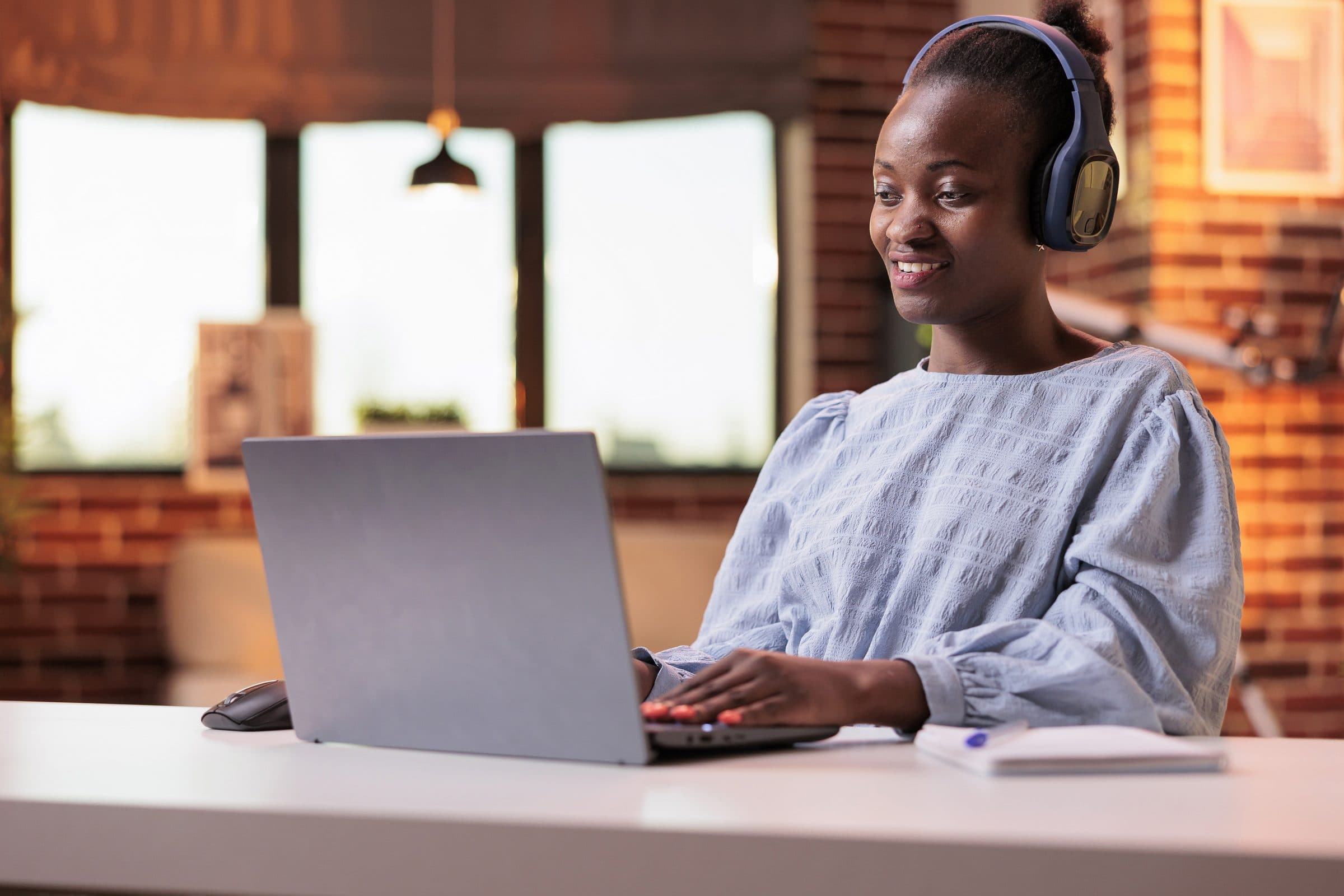 Étudiante suivant un cours en ligne, casque audio